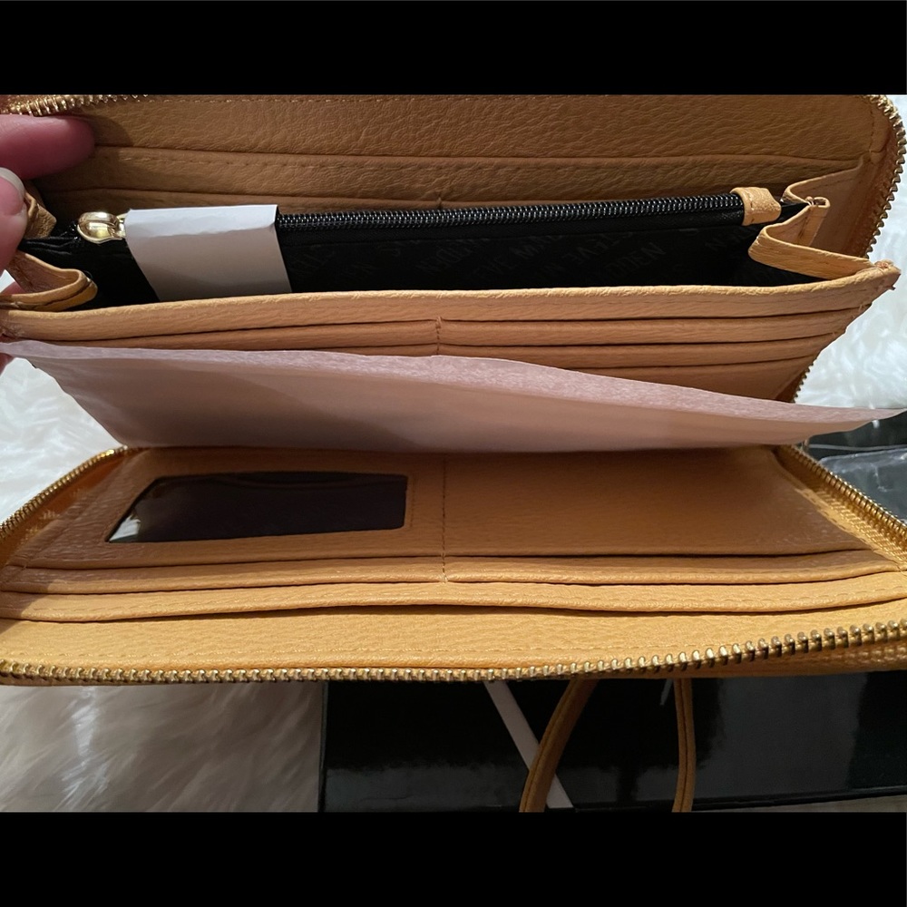 New Steve Madden Wristlet - Picture 2 of 4